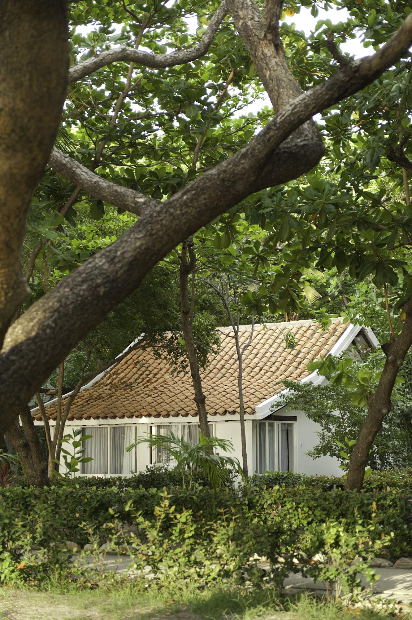 Hotel Irotama Lago Santa Marta  Exterior photo A traditional Thai house